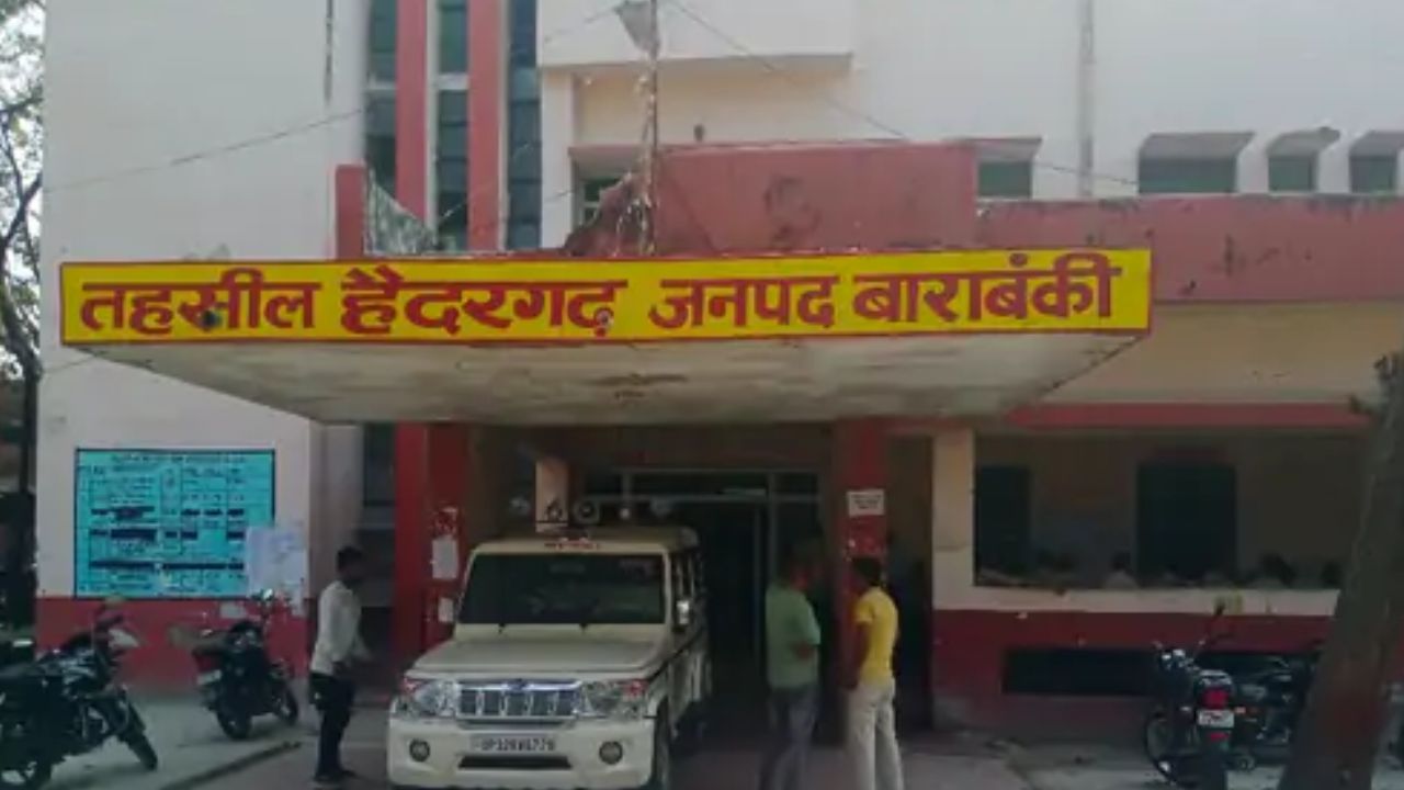 Barabanki: सरकारी भूमि की जांच करने पहुंची टीम पर हमला, फावड़े से लेखपाल की हत्या का प्रयास