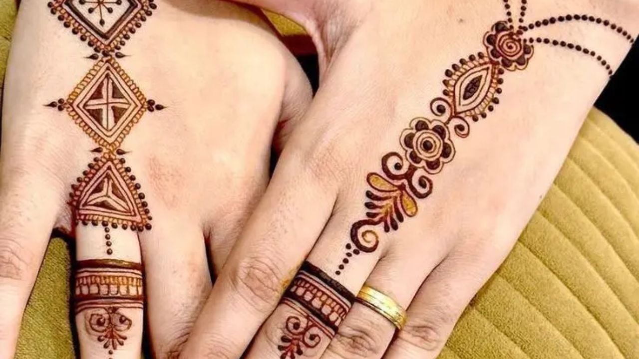 लोहड़ी के मौके पर अगर आप सिंपल और खूबसूरत बैक हैंड मेहंदी डिजाइन चाहती हैं, तो फ्लावर और बेल वाला यह डिजाइन बेस्ट है। कलाई से थोड़ा ऊपर सर्पिल बनाकर फ्लावर तैयार करें और उसमें शेडिंग के साथ डार्क आउटलाइन दें। 