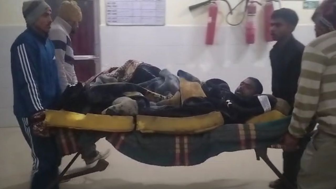 UP News: बदायूं में स्वास्थ्य व्यवस्था की खुली पोल, इमरजेंसी कक्ष तक चारपाई में पहुंचा मरीज