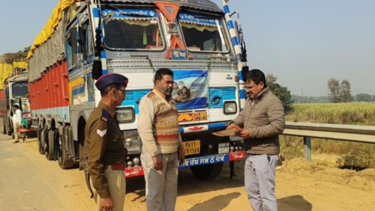 बलरामपुर में वाहन चालकों को सिखाए सड़क सुरक्षा के गुर, कई वाहनों के कटे चालान