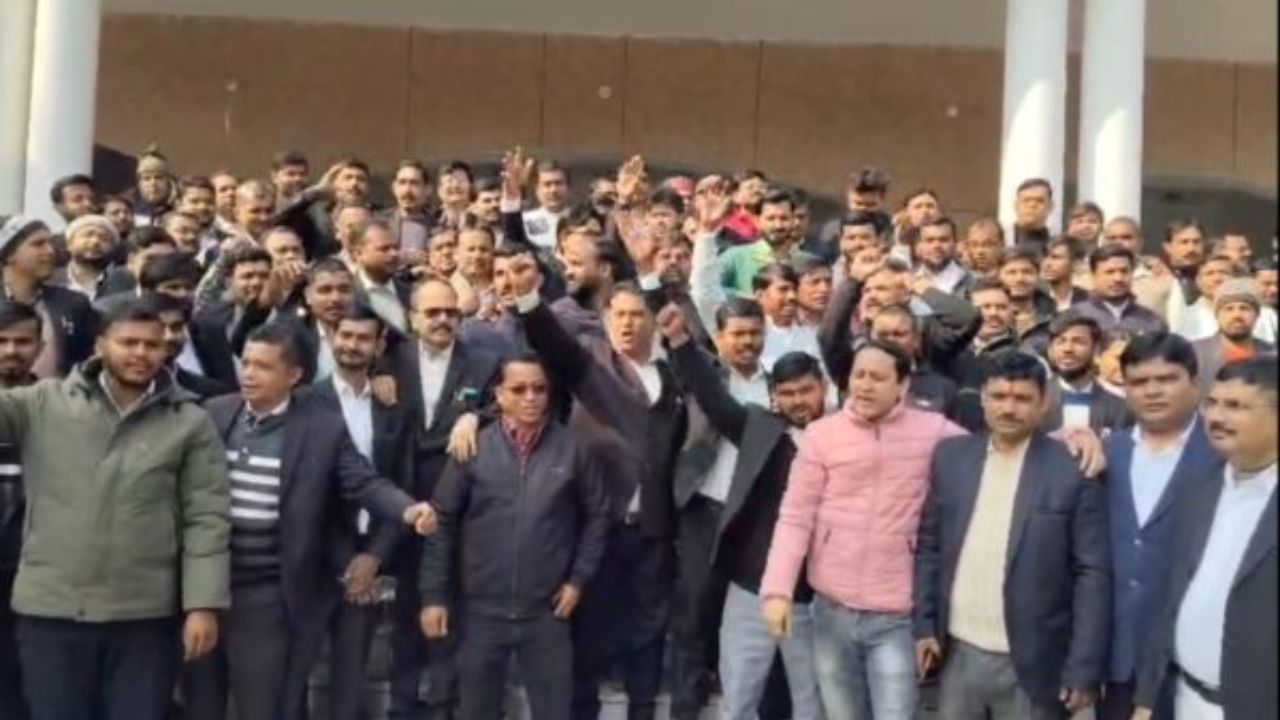 Balrampur News: पुलिस की कार्रवाई को लेकर अधिवक्ताओं में आक्रोश, कलेक्ट्रेट का किया घेराव