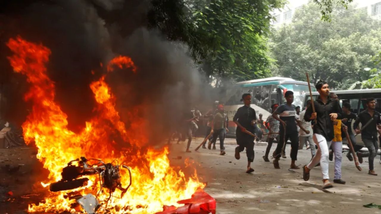 Bangladesh Violence: नए साल पर बांग्लादेश में हिंसा जारी; हिंदू युवक को भीड़ ने किया आग के हवाले