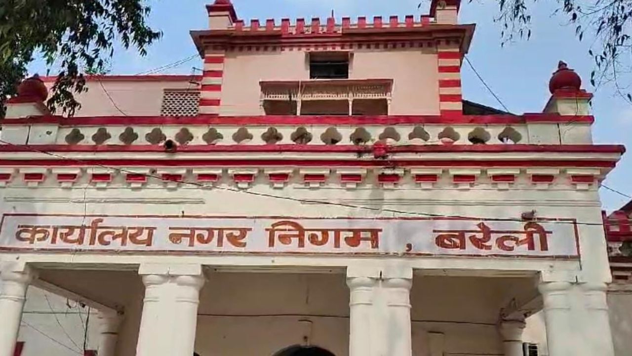 Bareilly: डिप्टी सीएम हादसे के बाद नगर निगम में हड़कप, इन कर्मचारियों पर हुआ बड़ा एक्शन
