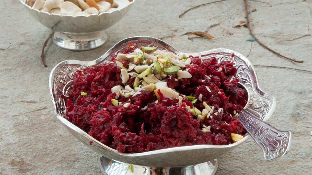 चुकंदर का हलवा विटामिन और मिनरल्स से भरपूर होता है। यह खून की कमी दूर करने और रोग प्रतिरोधक क्षमता बढ़ाने में मदद करता है। इसकी प्राकृतिक मिठास और आकर्षक रंग इसे खास बनाते हैं। चुकंदर का हलवा विटामिन और मिनरल्स से भरपूर होता है। यह खून की कमी दूर करने और रोग प्रतिरोधक क्षमता बढ़ाने में मदद करता है। इसकी प्राकृतिक मिठास और आकर्षक रंग इसे खास बनाते हैं।