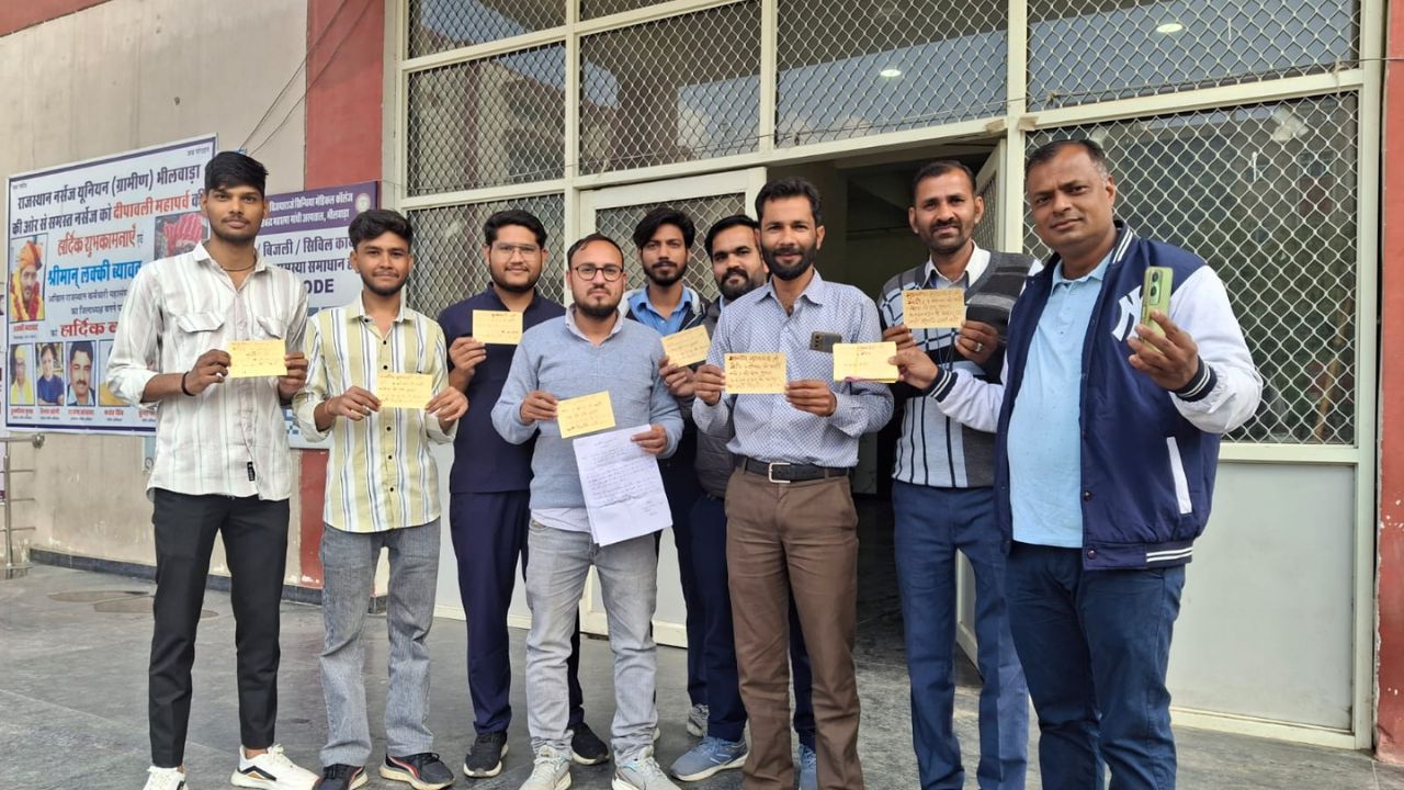 Bhilwara: स्वास्थ्यकर्मियों ने सीएम और चिकित्सा मंत्री को खून से लिखे पोस्ट कार्ड, की ये मांग