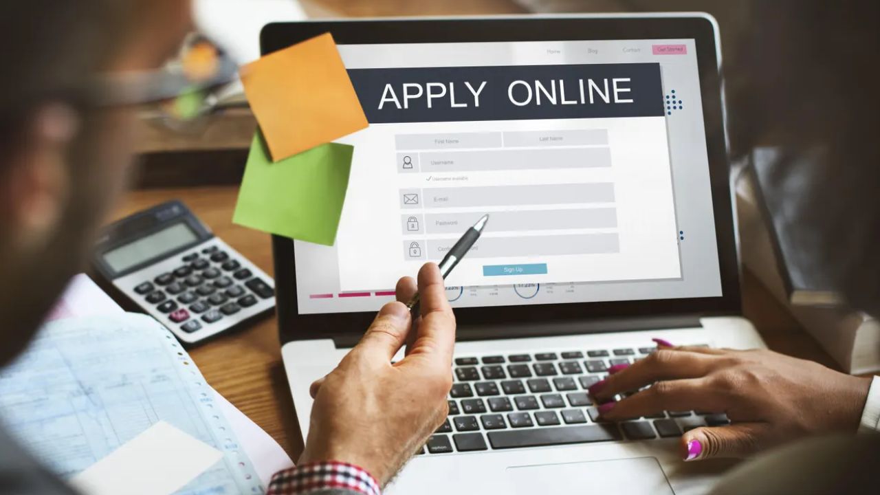 ऑनलाइन आवेदन की अंतिम तिथि 6 फरवरी 2026 निर्धारित की गई है। विभाग ने स्पष्ट कहा है कि अंतिम तारीख के बाद किसी भी आवेदन को स्वीकार नहीं किया जाएगा। भर्ती BCECEB यानी बिहार संयुक्त प्रवेश प्रतियोगिता परीक्षा परिषद द्वारा आयोजित की जा रही है। जल्द आवेदन करना फायदेमंद होगा। (फोटो सोर्स- इंटरनेट)