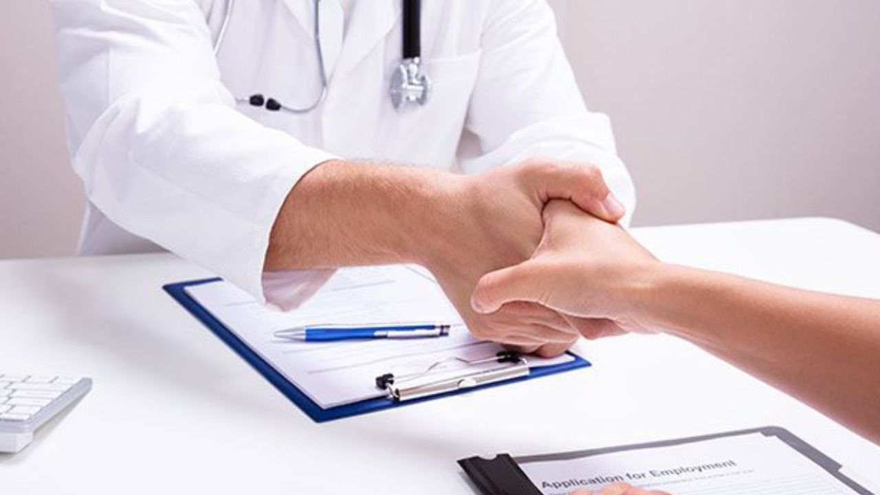 चयन मेरिट लिस्ट और इंटरव्यू के आधार पर होगा। पहले शैक्षणिक योग्यता के आधार पर मेरिट तैयार की जाएगी। इसके बाद योग्य उम्मीदवारों को इंटरव्यू के लिए बुलाया जाएगा। इंटरव्यू में प्रदर्शन के आधार पर अंतिम चयन तय होगा। इस प्रक्रिया से योग्य और काबिल उम्मीदवारों को मौका मिलेगा। (फोटो सोर्स- इंटरनेट)