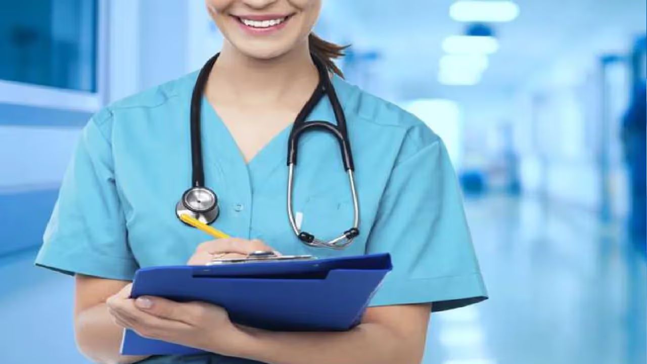 बिहार स्वास्थ्य विभाग ने राज्य के मेडिकल कॉलेज और अस्पतालों में जूनियर रेजिडेंट के 1445 पदों पर भर्ती निकाली है। आवेदन प्रक्रिया ऑनलाइन शुरू हो चुकी है। यह मौका सरकारी डॉक्टर बनने का सपना देखने वाले युवाओं के लिए विशेष है। इच्छुक उम्मीदवार BCECEB की वेबसाइट पर जाकर तय तारीख तक आवेदन कर सकते हैं।  (फोटो सोर्स- इंटरनेट)