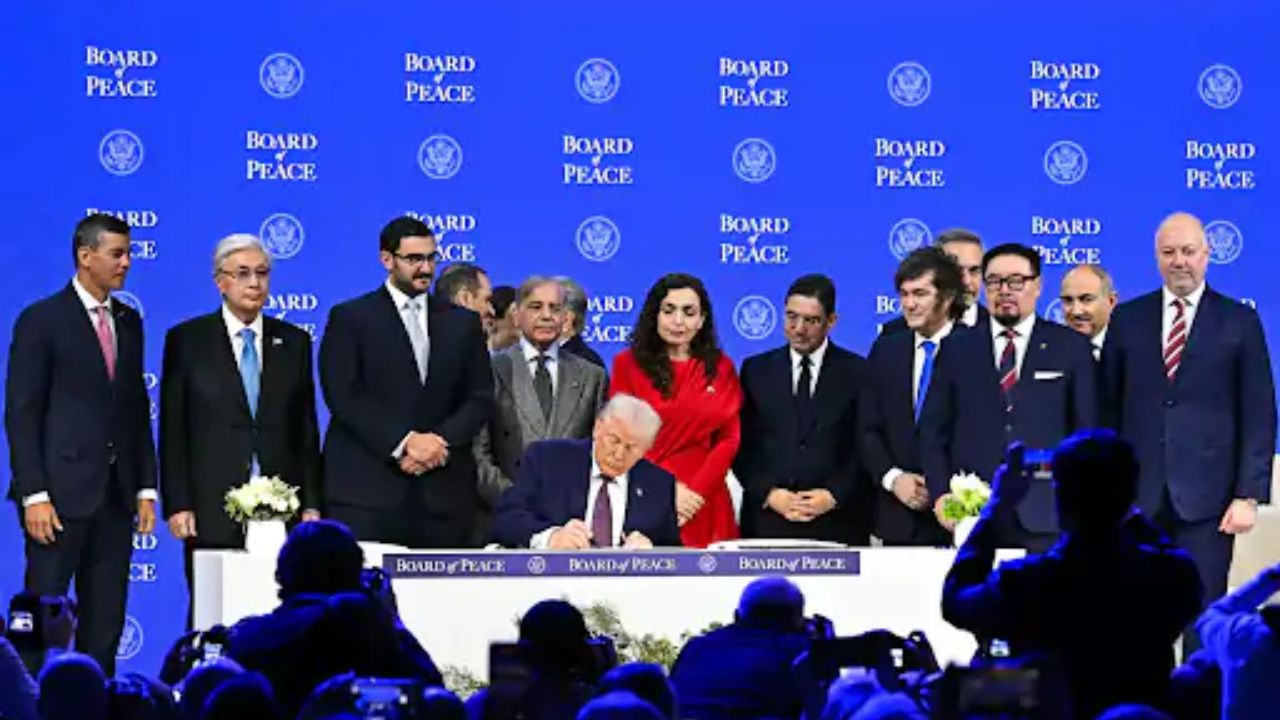 पाकिस्तानी PM ने ट्रंप के ‘बोर्ड ऑफ पीस’ पर किया साइन, विपक्ष ने चेताया खतरा; कहा- पाकिस्तान को खतरे में डालने वाला कदम