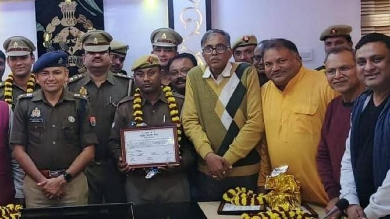 महराजगंज में पुलिस-व्यापारी बैठक, सम्मान समारोह में सम्मानित हुए 8 पुलिसकर्मी; जानिए पूरा मामला