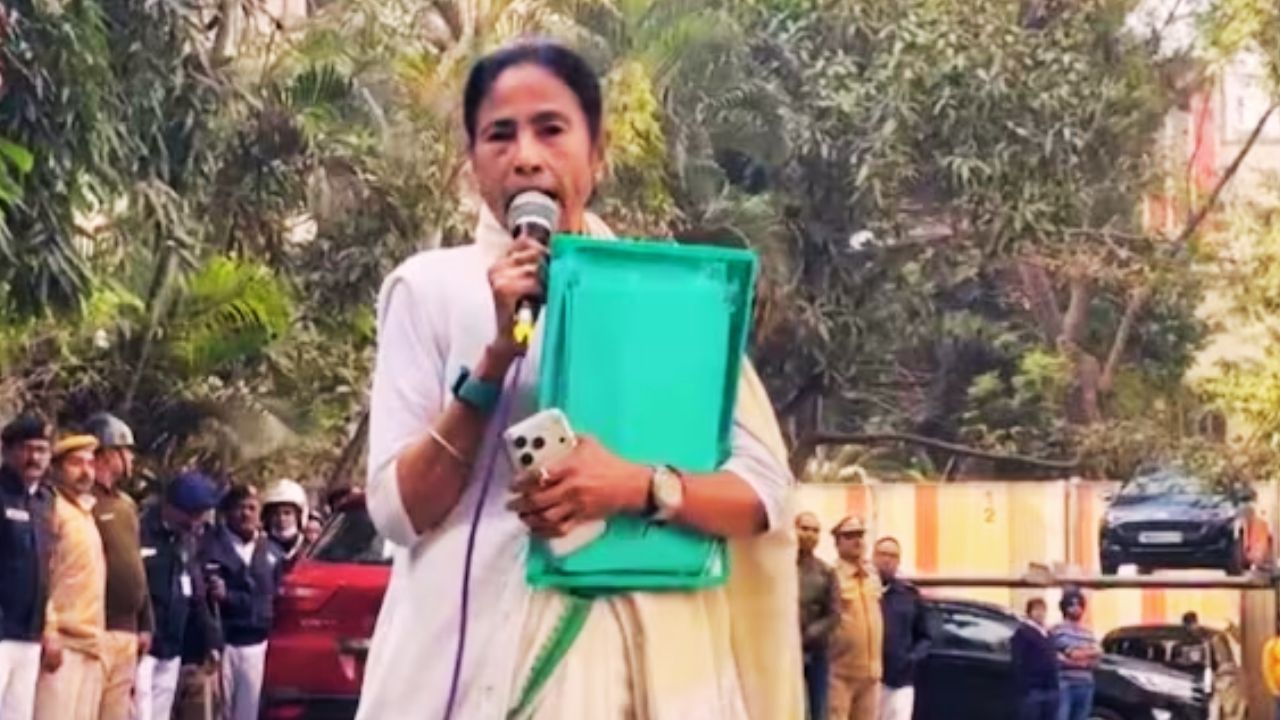 कोलकाता कोयला घोटाला… जहां हो रही रेड, वहीं फाइल लेकर पहुंचीं CM ममता बनर्जी, बोलीं- अगर मैं BJP के कार्यालय पर…