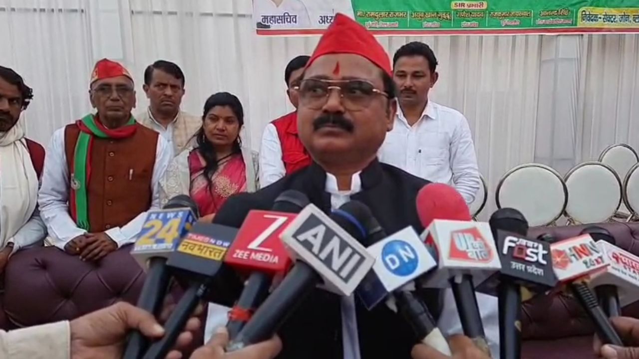 Chandauli: बीएलए सम्मान समारोह में भाजपा पर बरसे सपा सांसद, डिप्टी सीएम केशव मौर्य को लेकर किया ये खुलासा