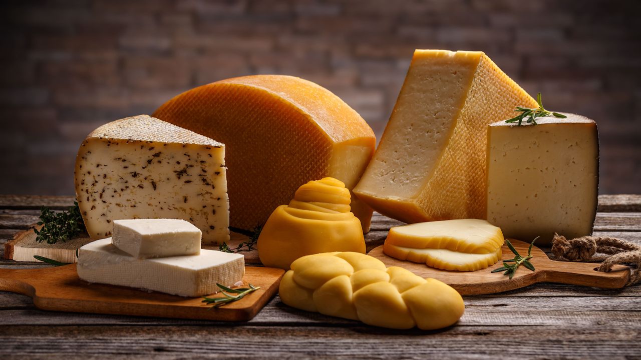 चीज भी विटामिन B12 का एक महत्वपूर्ण स्रोत है। यदि आप शाकाहारी हैं, तो आपको रोजाना करीब 30 से 40 ग्राम चीज का सेवन करना चाहिए। एक स्लाइस चीज आपकी दैनिक विटामिन B12 की जरूरत का लगभग 28 से 39 प्रतिशत तक पूरा कर सकता है। इसके अलावा, चीज में कैल्शियम और प्रोटीन भी होता है, जो हड्डियों और मांसपेशियों के लिए फायदेमंद है। 