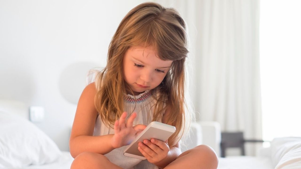 छोटे बच्चों को मोबाइल देना पड़ सकता है भारी, रिसर्च में हुआ चौंकाने वाला खुलासा