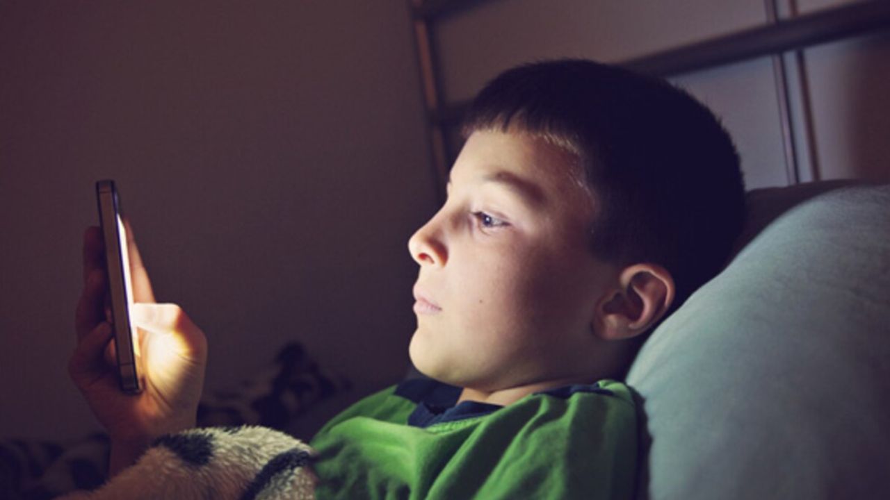  स्टडी के लीड राइटर चाइल्ड साइकायट्रिस्ट रैन बारजिलाय ने बताया कि रिसर्च में यह नहीं देखा गया कि बच्चे फोन पर क्या करते हैं। सिर्फ फोन का होना ही मानसिक सेहत को प्रभावित करता है। जिन बच्चों के पास स्मार्टफोन नहीं था, उनकी मेंटल हेल्थ बेहतर पाई गई। (फोटो सोर्स- इंटरनेट)