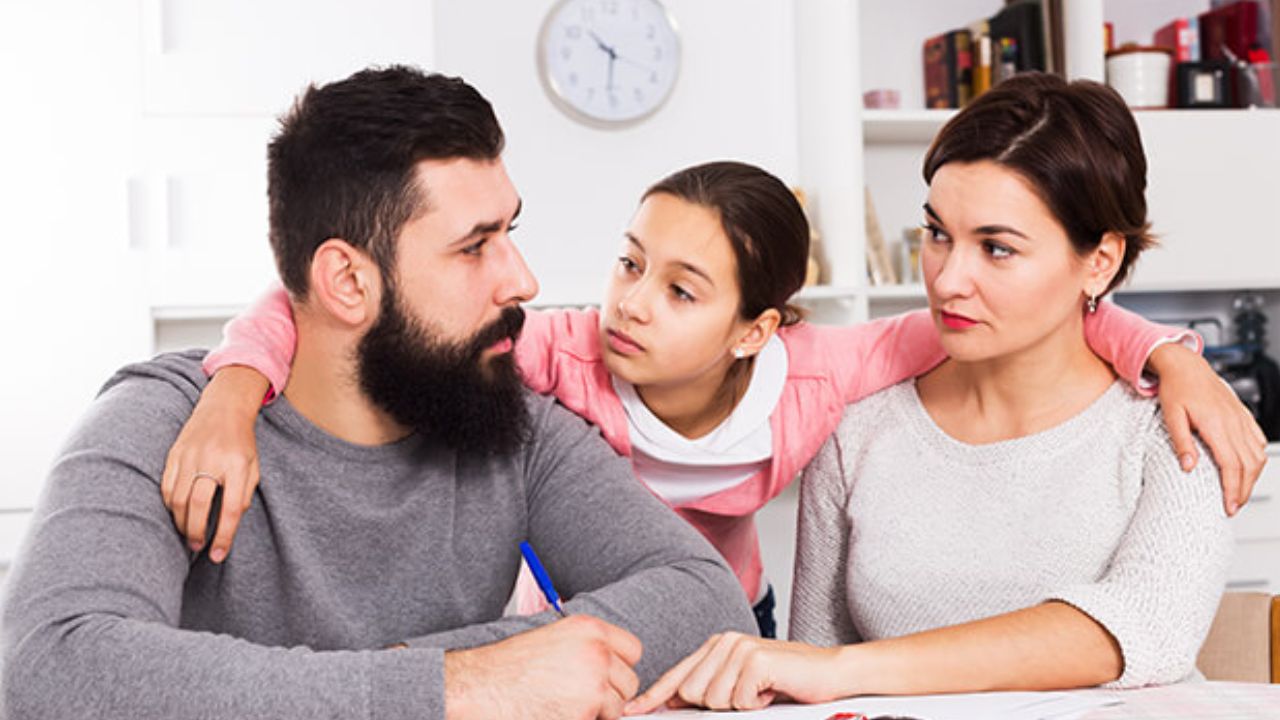 रोमांस नहीं, बच्चों का भविष्य बन रही प्राथमिकता; जानें कैसे अमेरिका और यूरोप में बढ़ रहा को-पैरेंटिंग का चलन