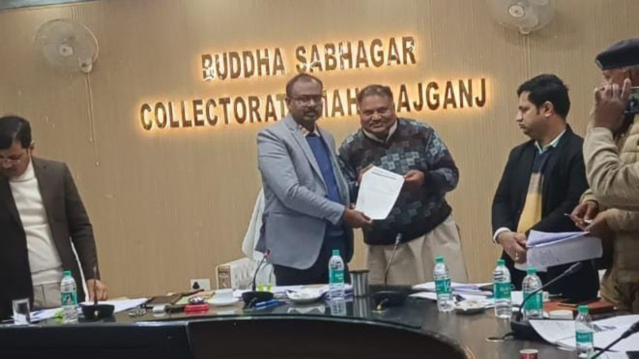 Maharajganj News: सिसवा को तहसील बनाने की मांग तेज, व्यापार मंडल ने जिलाधिकारी को सौंपा ज्ञापन