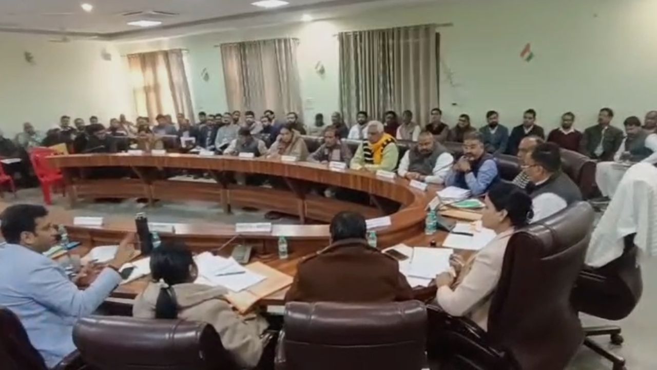 आगरा में विकास और कानून व्यवस्था की बड़ी समीक्षा, प्रभारी मंत्री जयवीर सिंह ने दिए सख्त निर्देश