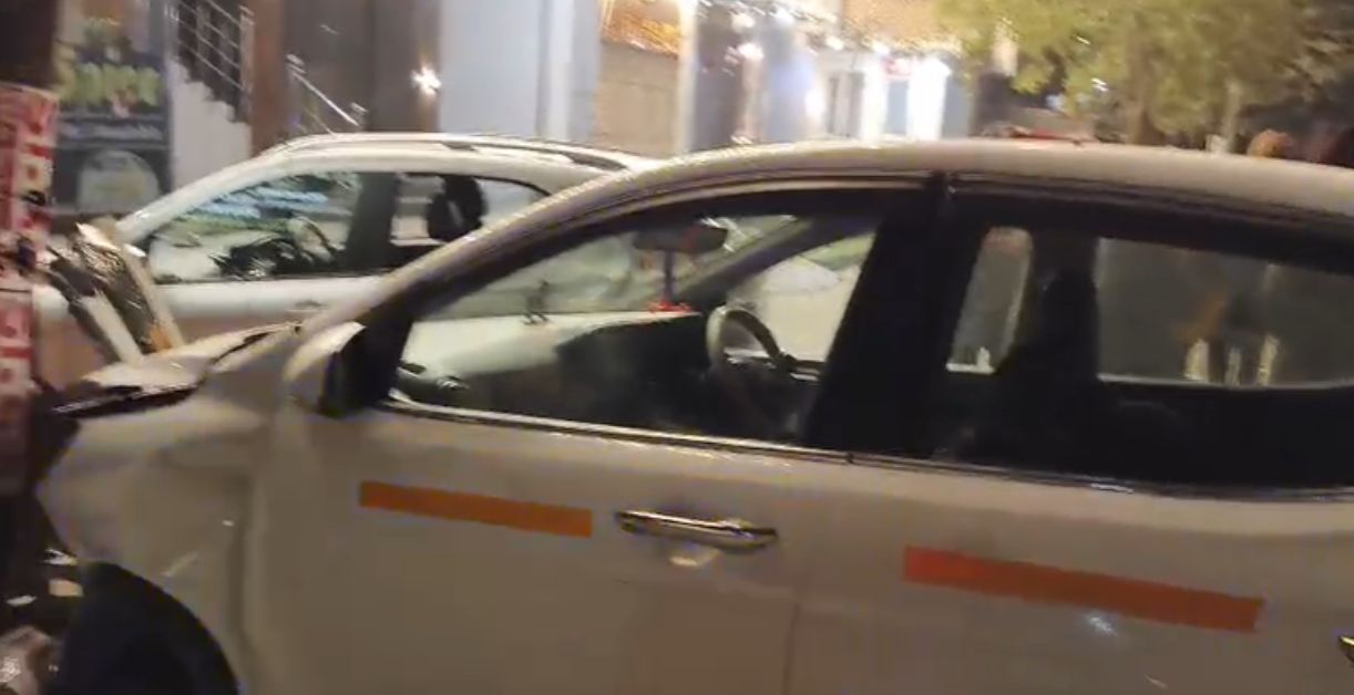 Etah Road Accident: एटा में तेज रफ्तार कार ने अचानक खोया नियंत्रण, बड़ा हादसा टला