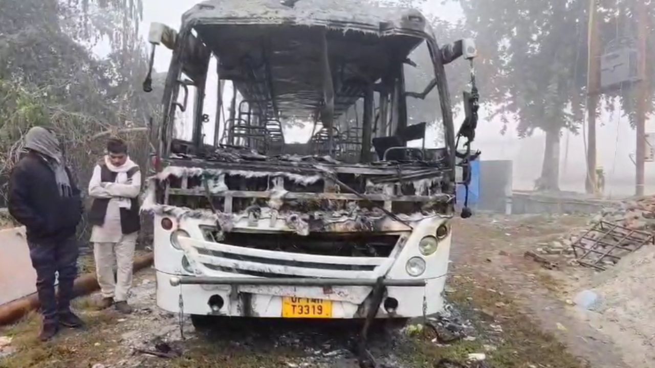 Maharajganj: पेट्रोल पंप के पास खड़ी प्राइवेट बस में भीषण आग, धू-धू कर जली बस