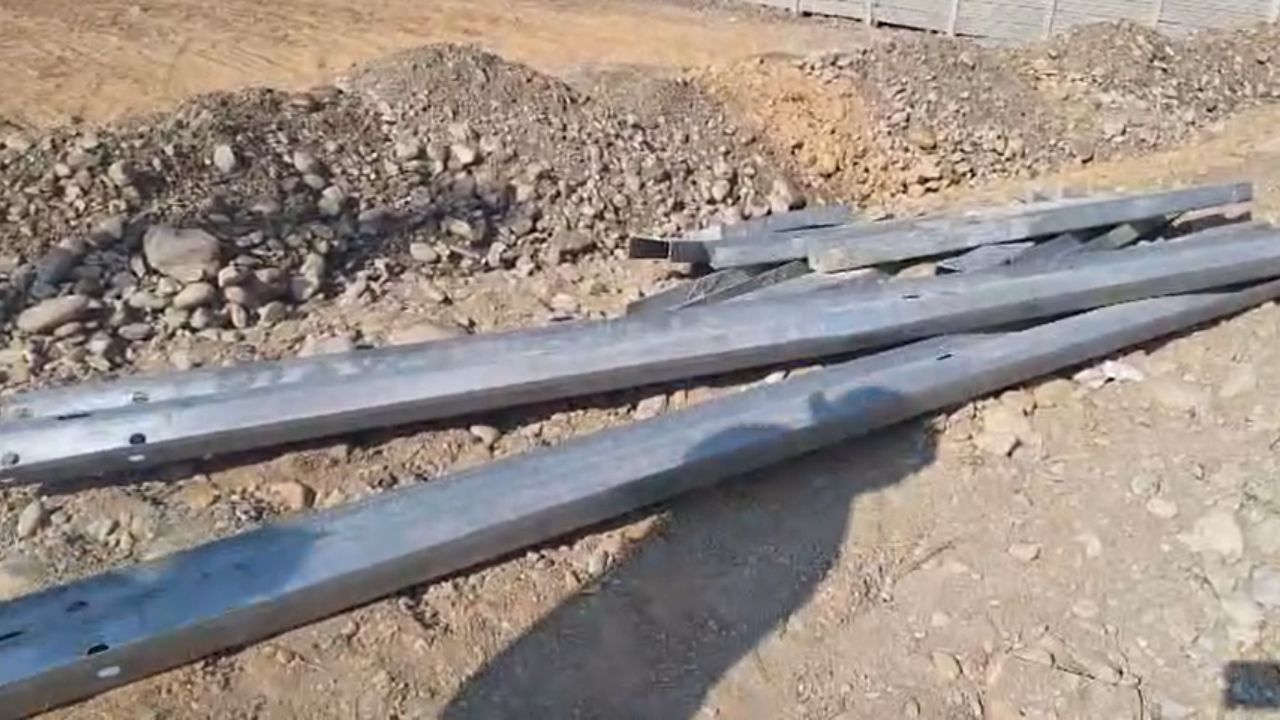 देहरादून: विकास नगर में सड़क किनारे लगी PWD की बैरिकेडिंग को हटाया, मचा हंगामा