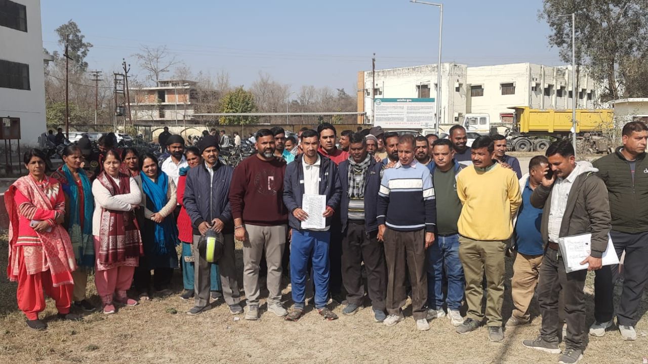 डोईवाला में छंटनी पर श्रमिक हुए लामबंद. तहसील पहुंचे मजदूरों ने की ये मांग