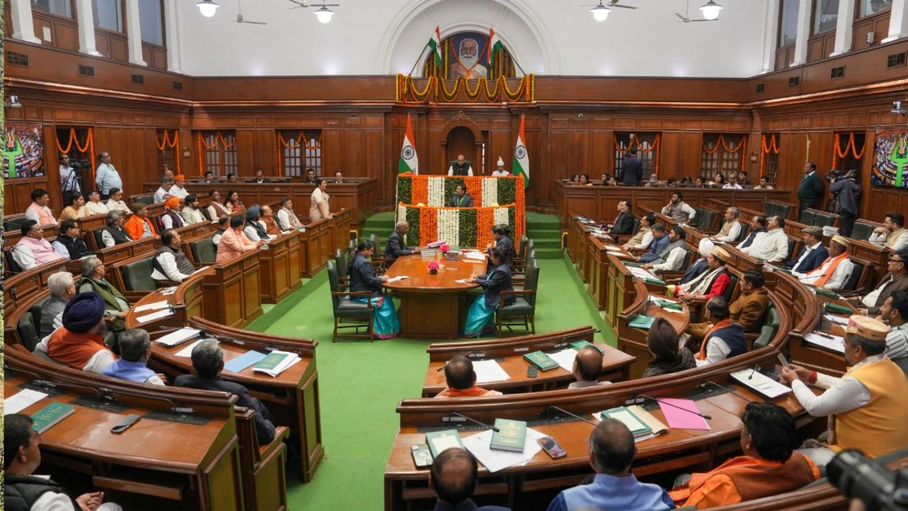 प्रदूषण बना सियासी जंग का मुद्दा: दिल्ली विधानसभा में प्रदूषण पर बवाल, आप के दो विधायक मार्शल आउट