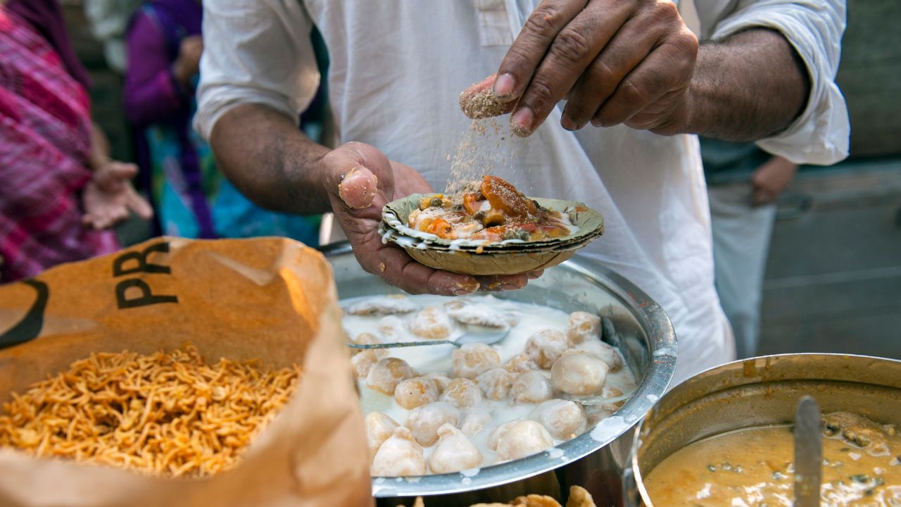 साउथ दिल्ली की यह चाट दुकान अपनी साफ-सुथरी सर्विस और अनोखे स्वाद के लिए मशहूर है। यहाँ की पालक पत्ता चाट कुरकुरी और हर बाइट में अलग टेक्सचर देती है। फ्लेवर की यूनिकिटी और क्वालिटी के कारण यहाँ हमेशा भीड़ लगी रहती है। चाट प्रेमियों के लिए यह एक must-visit स्थान बन चुका है।(फोटो सोर्स- इंटरनेट)