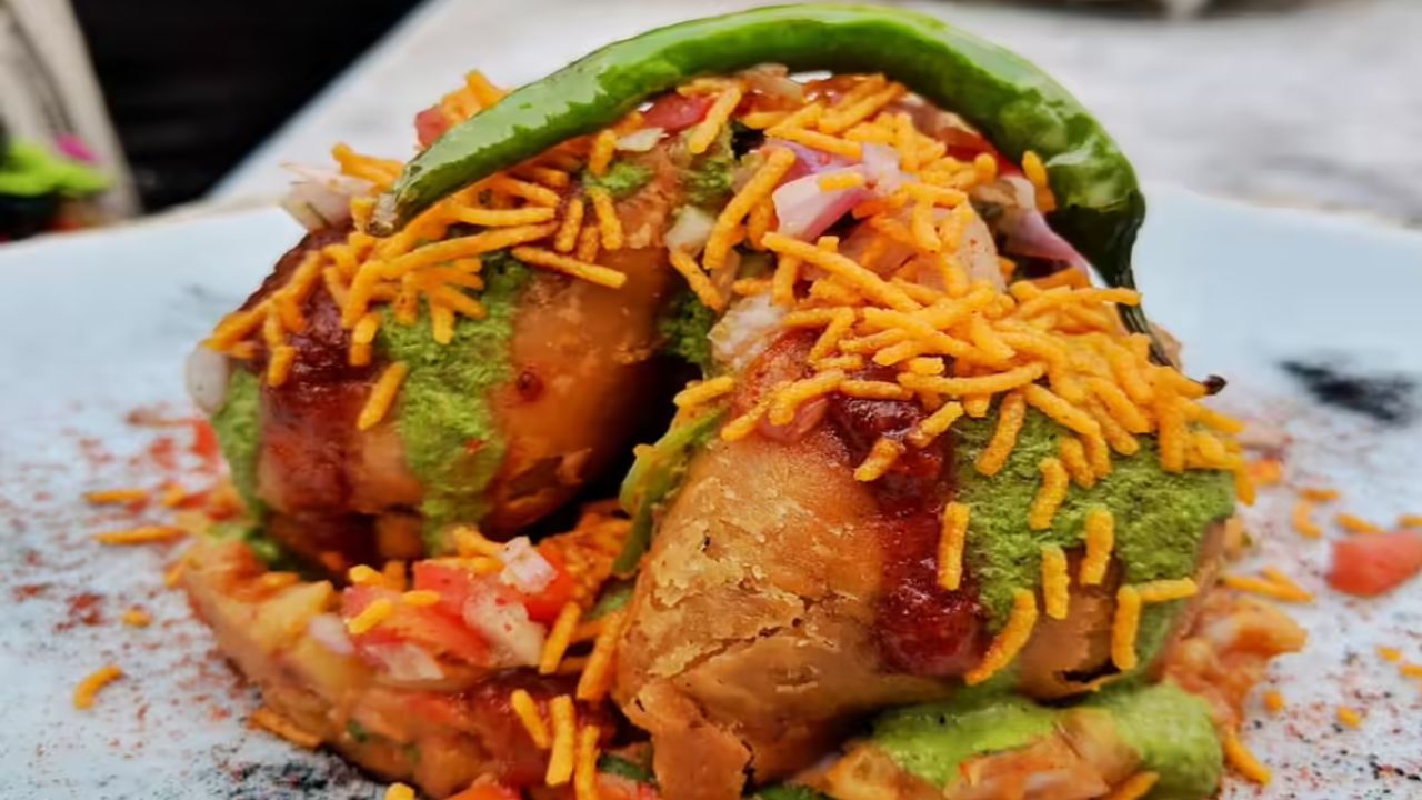 लोग इसे प्यार से यूपीएसी चाट वाला कहते हैं। कई दशकों से ऑफिस जाने वाले और स्टूडेंट्स की फेवरेट चाट दुकान है। यहाँ की टिक्की और भल्ला चाट हमेशा ताज़ी और स्वाद से भरपूर मिलती है। यह जगह दिल्ली की असली और यादगार चाट का अनुभव देती है।(फोटो सोर्स- इंटरनेट)