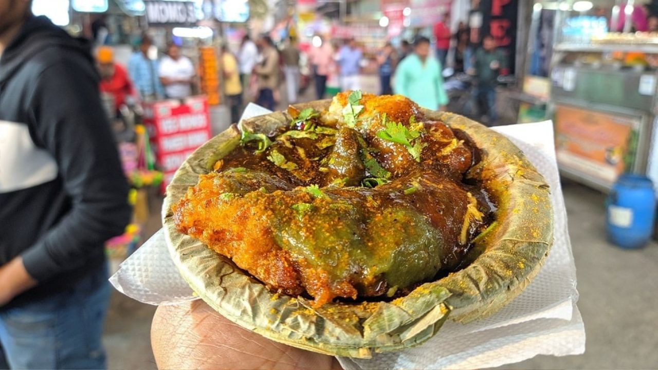 दिल्ली की पुरानी शाही गलियों में स्थित, Natraj Dahi Bhalla Corner 1940 से चाट प्रेमियों की पहली पसंद है। यहाँ नरम दही भल्ले, मीठी-खट्टी चटनियाँ और मलाईदार दही के साथ परोसे जाते हैं। छोटा मेन्यू, लेकिन स्वाद लाजवाब। हर बाइट में ताज़गी और पारंपरिक स्वाद का मज़ा मिलता है, जो एक बार चखने के बाद बार-बार याद आता है।(फोटो सोर्स- इंटरनेट)