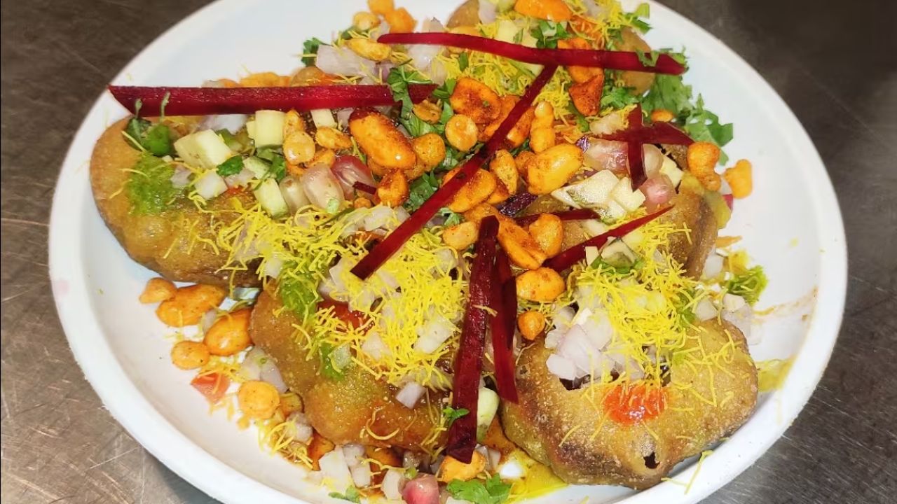 Bittoo Tikki Wala ने स्ट्रीट फूड को भरोसेमंद ब्रांड में बदल दिया है। आलू टिक्की चाट हर आउटलेट पर समान स्वाद में मिलती है। साफ-सफाई, क्वालिटी और भरोसेमंद फ्लेवर इसे दिल्ली के फेवरेट चाट ठिकानों में शामिल करते हैं। यहाँ की चाट खाने के बाद लोग बार-बार लौटते हैं।(फोटो सोर्स- इंटरनेट)