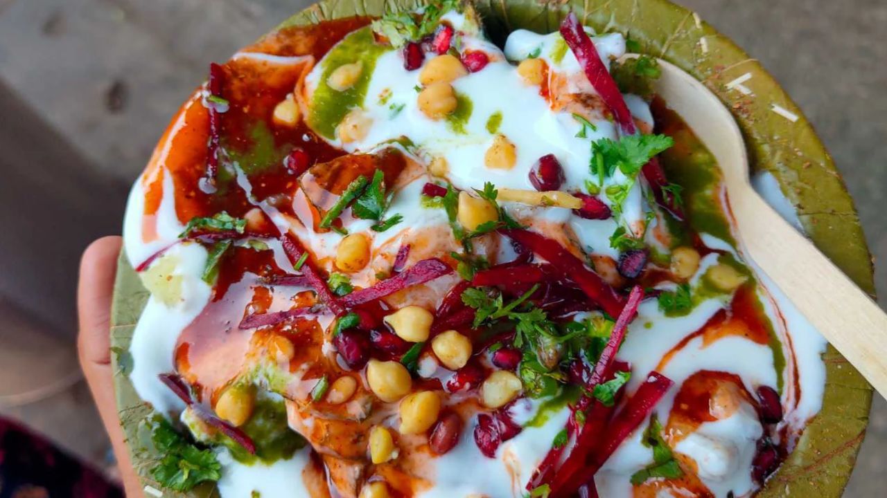 पुरानी दिल्ली का यह छुपा ठिकाना पारंपरिक चाट के लिए जाना जाता है। यहाँ की कुल्ले की चाट फल और सब्जियों के मसालेदार मिश्रण से बनी होती है। सीजनल शकरकंद वाली चाट भी काफी पसंद की जाती है। ट्रेडिशनल फ्लेवर और अलग स्वाद इसे खास बनाते हैं।(फोटो सोर्स- इंटरनेट)