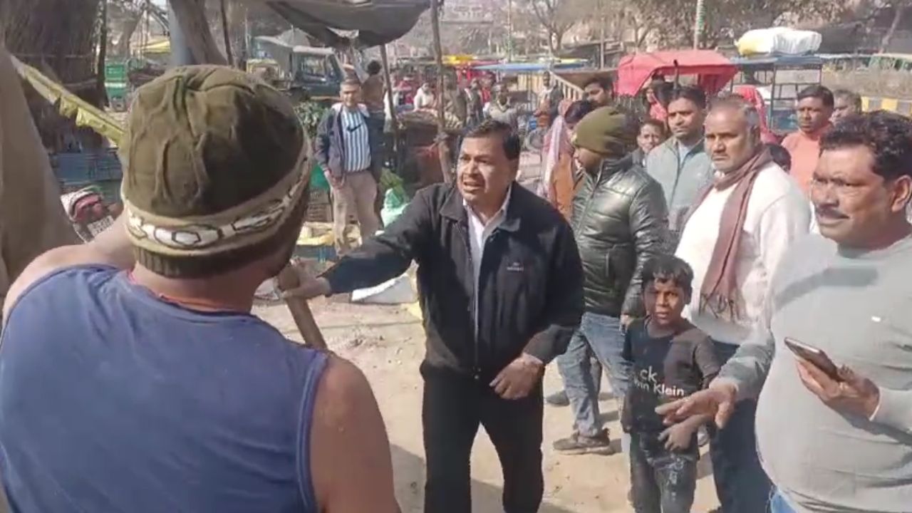 देवरिया में 50 साल पुरानी मजार पर प्रशासन की कार्रवाई, दरगाह कमेटी के अध्यक्ष बोले…