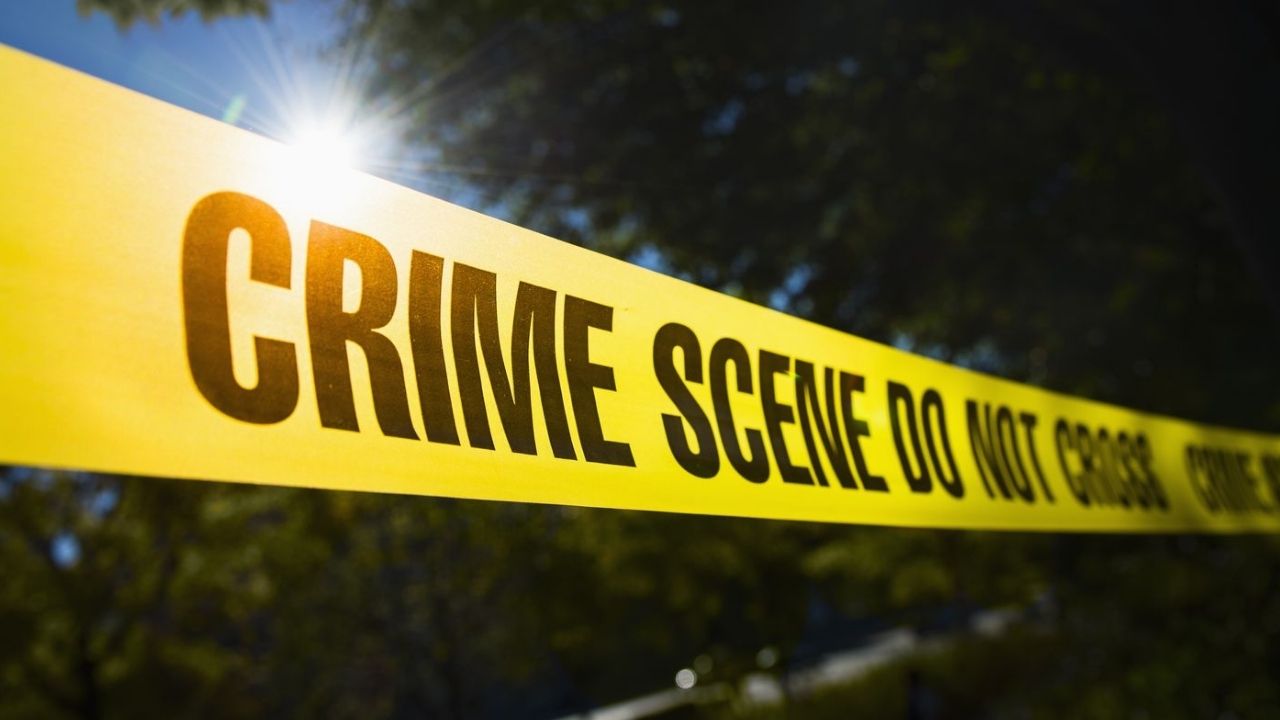 दुर्घटना या कोई और साजिश? देवरिया में सड़क किनारे पड़ा मिला युवक का शव, इलाके में मचा हड़कंप; पढ़ें पूरा मामला