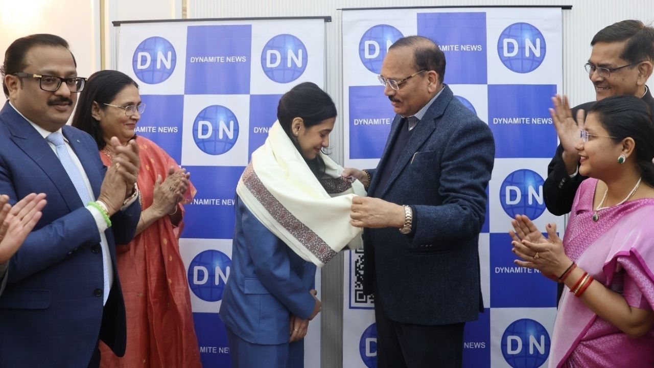 यंग इंडिया कंट्री अवार्ड समारोह में दिव्या देशमुख को शॉल ओढ़ाकर सम्मानित करते सीजेआई सूर्यकांत