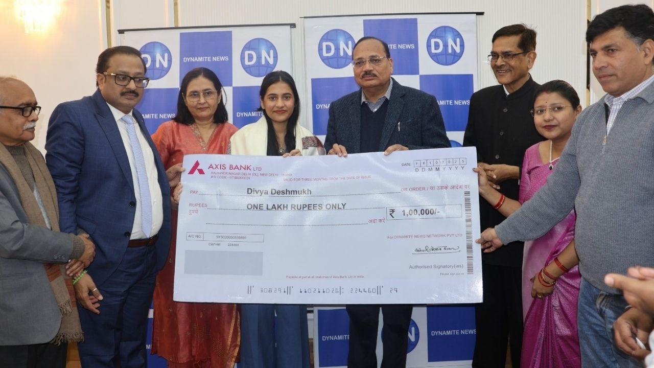 दिव्या को यंग इंडिया कंट्री अवॉर्ड की सम्मान राशि का चेक भेंट करते सीजेआई सूर्यकांत और अन्य गणमान्य