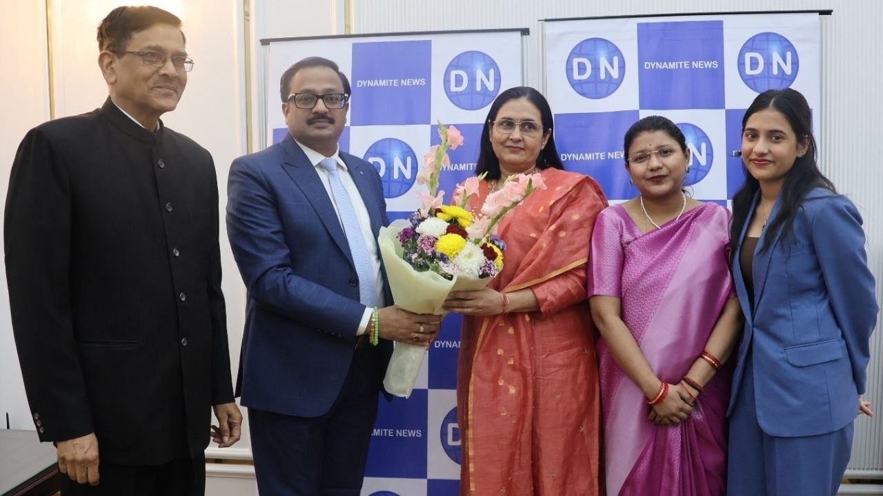 डॉ. नम्रता देशमुख को पुष्पगुच्छ भेंट करते डाइनामाइट न्यूज़ के एडिटर-इन-चीफ मनोज टिबड़ेवाल आकाश