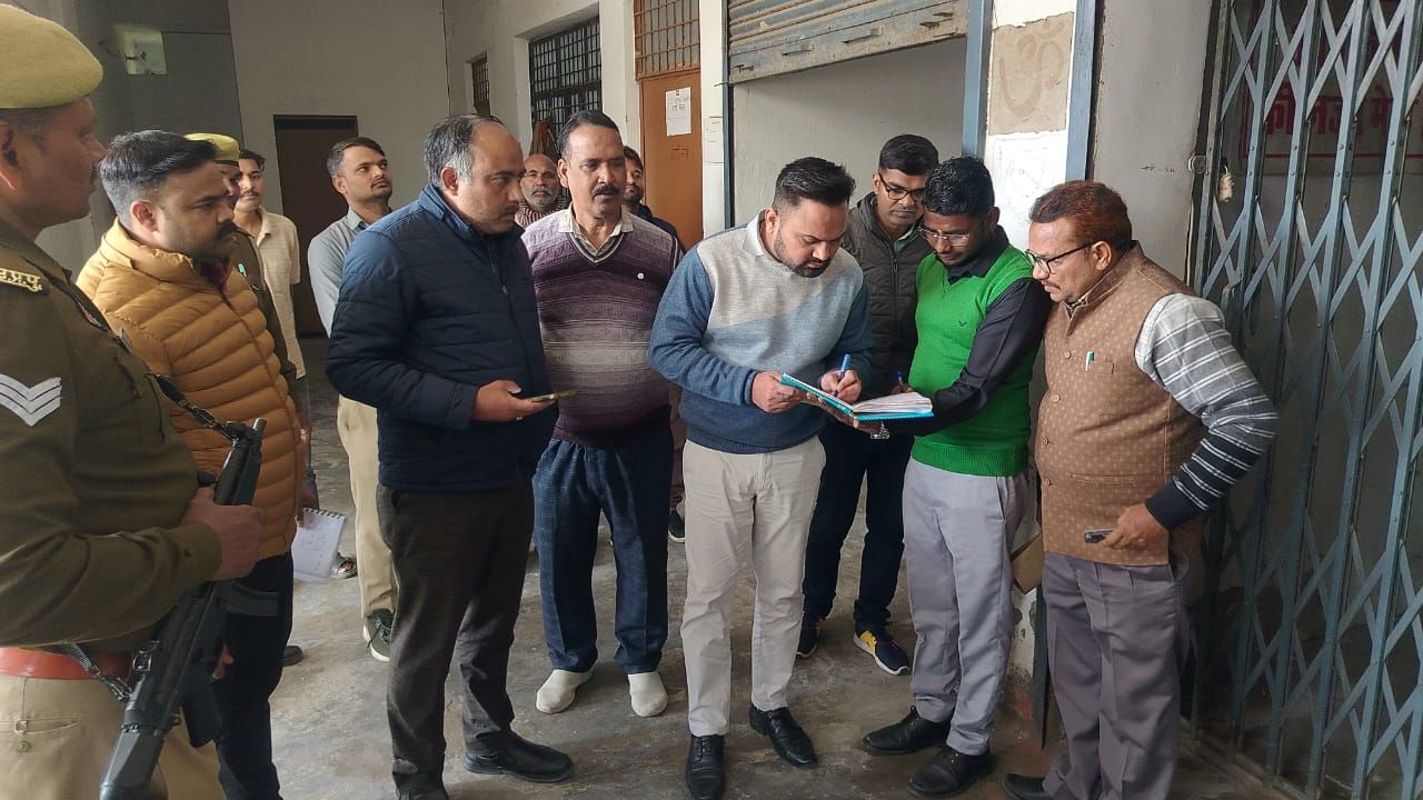 कुशीनगर: जिलाधिकारी ने EVM मशीनों का निरीक्षण कर सीलिंग प्रक्रिया का लिया जायजा, दिये ये निर्देश