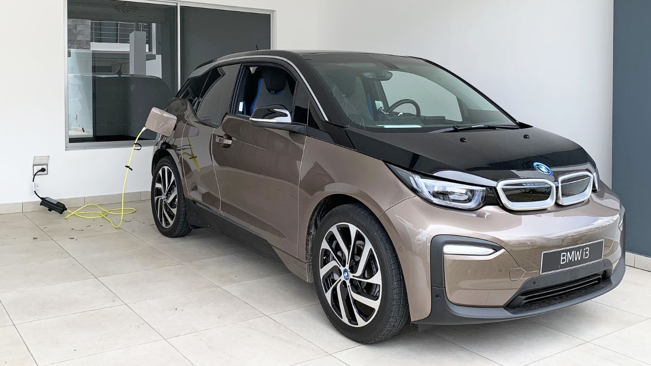 अक्टूबर 2026 के बाद बिकने वाली सभी नई इलेक्ट्रिक कारों में AVAS सिस्टम फैक्ट्री फिटेड होगा। फिलहाल पुराने EV मालिकों के लिए रेट्रोफिट को लेकर कोई आधिकारिक दिशा-निर्देश जारी नहीं किए गए हैं। हालांकि ARAI ने संकेत दिए हैं कि भविष्य में इलेक्ट्रिक टू-व्हीलर और थ्री-व्हीलर के लिए भी ऐसे सेफ्टी सिस्टम पर विचार किया जा सकता है। कुल मिलाकर यह फैसला भारत में EV सेफ्टी को नई दिशा देने वाला माना जा रहा है।(Img Source: Google) अक्टूबर 2026 के बाद बिकने वाली सभी नई इलेक्ट्रिक कारों में AVAS सिस्टम फैक्ट्री फिटेड होगा। फिलहाल पुराने EV मालिकों के लिए रेट्रोफिट को लेकर कोई आधिकारिक दिशा-निर्देश जारी नहीं किए गए हैं। हालांकि ARAI ने संकेत दिए हैं कि भविष्य में इलेक्ट्रिक टू-व्हीलर और थ्री-व्हीलर के लिए भी ऐसे सेफ्टी सिस्टम पर विचार किया जा सकता है। कुल मिलाकर यह फैसला भारत में EV सेफ्टी को नई दिशा देने वाला माना जा रहा है।(Img Source: Google)