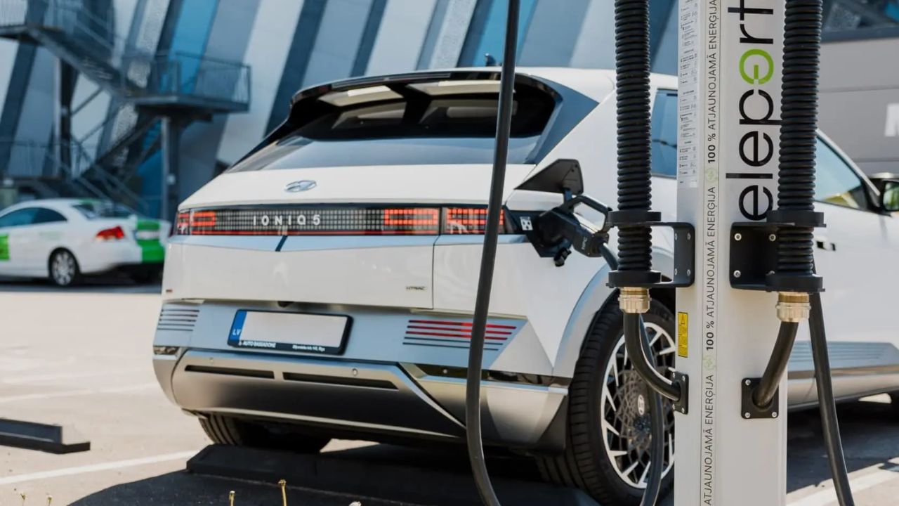 AVAS यानी Acoustic Vehicle Alerting System एक आधुनिक सेफ्टी फीचर है। यह इलेक्ट्रिक कारों में कम स्पीड पर आर्टिफिशियल साउंड जनरेट करता है। जब EV पार्किंग एरिया, संकरी गलियों, ट्रैफिक सिग्नल या रिवर्स मोड में चलती है, तब यह सिस्टम अपने आप एक्टिव होकर चेतावनी देने वाली हल्की आवाज निकालता है। यह आवाज इतनी तेज नहीं होती कि शोर लगे, लेकिन इतनी जरूर होती है कि लोग सतर्क हो जाएं। (Img Source: Google) AVAS यानी Acoustic Vehicle Alerting System एक आधुनिक सेफ्टी फीचर है। यह इलेक्ट्रिक कारों में कम स्पीड पर आर्टिफिशियल साउंड जनरेट करता है। जब EV पार्किंग एरिया, संकरी गलियों, ट्रैफिक सिग्नल या रिवर्स मोड में चलती है, तब यह सिस्टम अपने आप एक्टिव होकर चेतावनी देने वाली हल्की आवाज निकालता है। यह आवाज इतनी तेज नहीं होती कि शोर लगे, लेकिन इतनी जरूर होती है कि लोग सतर्क हो जाएं। (Img Source: Google)