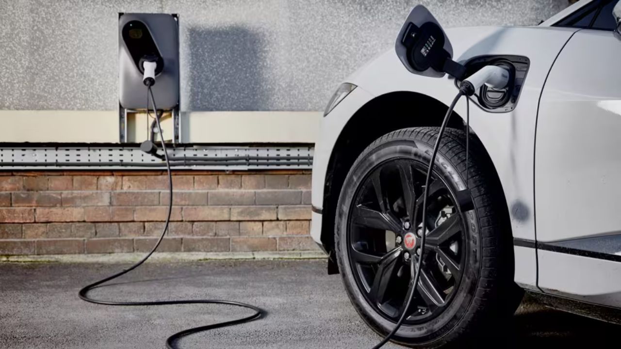 ARAI के मुताबिक, अक्टूबर 2026 से भारत में सभी नए इलेक्ट्रिक फोर-व्हीलर वाहनों में Acoustic Vehicle Alerting System (AVAS) को अनिवार्य कर दिया जाएगा। यह सिस्टम खासतौर पर 0 से 20 किलोमीटर प्रति घंटे की स्पीड पर एक्टिव रहेगा। दरअसल, यही वह स्पीड रेंज होती है जहां EVs सबसे ज्यादा साइलेंट होती हैं और एक्सीडेंट का खतरा भी सबसे अधिक रहता है। AVAS सिस्टम के जरिए गाड़ी से हल्की इंजन जैसी आवाज आएगी, जिससे आसपास मौजूद लोग आसानी से वाहन की मौजूदगी को महसूस कर सकेंगे। (Img Source: Google) ARAI के मुताबिक, अक्टूबर 2026 से भारत में सभी नए इलेक्ट्रिक फोर-व्हीलर वाहनों में Acoustic Vehicle Alerting System (AVAS) को अनिवार्य कर दिया जाएगा। यह सिस्टम खासतौर पर 0 से 20 किलोमीटर प्रति घंटे की स्पीड पर एक्टिव रहेगा। दरअसल, यही वह स्पीड रेंज होती है जहां EVs सबसे ज्यादा साइलेंट होती हैं और एक्सीडेंट का खतरा भी सबसे अधिक रहता है। AVAS सिस्टम के जरिए गाड़ी से हल्की इंजन जैसी आवाज आएगी, जिससे आसपास मौजूद लोग आसानी से वाहन की मौजूदगी को महसूस कर सकेंगे। (Img Source: Google)