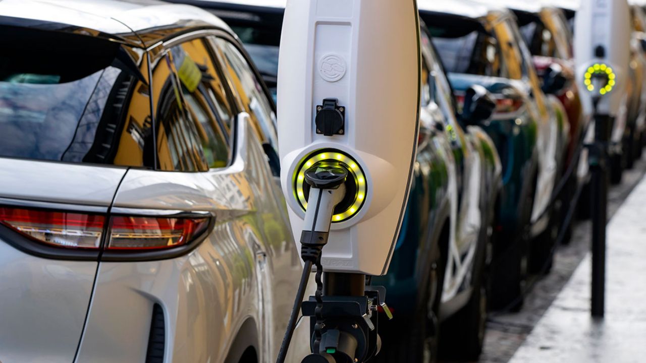 भारत में इलेक्ट्रिक वाहनों (Electric Vehicles) की संख्या तेजी से बढ़ रही है। कम प्रदूषण, कम मेंटेनेंस कॉस्ट और स्मूद ड्राइविंग एक्सपीरियंस के चलते EVs आम लोगों की पहली पसंद बनती जा रही हैं। लेकिन इन गाड़ियों की एक बड़ी कमी लंबे समय से सामने आती रही है—कम स्पीड पर इनका लगभग बिना आवाज के चलना। यही खामोशी कई बार पैदल यात्रियों, बुजुर्गों, बच्चों, साइकिल सवारों और दृष्टिबाधित लोगों के लिए खतरा बन जाती है। इसी सुरक्षा चिंता को ध्यान में रखते हुए सरकार और ऑटोमोटिव रिसर्च एसोसिएशन ऑफ इंडिया (ARAI) ने इलेक्ट्रिक वाहनों से जुड़ा एक अहम फैसला लिया है। (Img Source: Google) भारत में इलेक्ट्रिक वाहनों (Electric Vehicles) की संख्या तेजी से बढ़ रही है। कम प्रदूषण, कम मेंटेनेंस कॉस्ट और स्मूद ड्राइविंग एक्सपीरियंस के चलते EVs आम लोगों की पहली पसंद बनती जा रही हैं। लेकिन इन गाड़ियों की एक बड़ी कमी लंबे समय से सामने आती रही है—कम स्पीड पर इनका लगभग बिना आवाज के चलना। यही खामोशी कई बार पैदल यात्रियों, बुजुर्गों, बच्चों, साइकिल सवारों और दृष्टिबाधित लोगों के लिए खतरा बन जाती है। इसी सुरक्षा चिंता को ध्यान में रखते हुए सरकार और ऑटोमोटिव रिसर्च एसोसिएशन ऑफ इंडिया (ARAI) ने इलेक्ट्रिक वाहनों से जुड़ा एक अहम फैसला लिया है। (Img Source: Google)