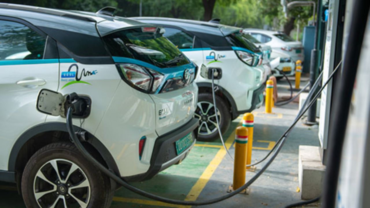 EV Safety Rule: कम रफ्तार परइलेक्ट्रिक वाहनों की खामोशी होगी खत्म, पैदल यात्रियों की सुरक्षा पर सरकार का बड़ा फैसला