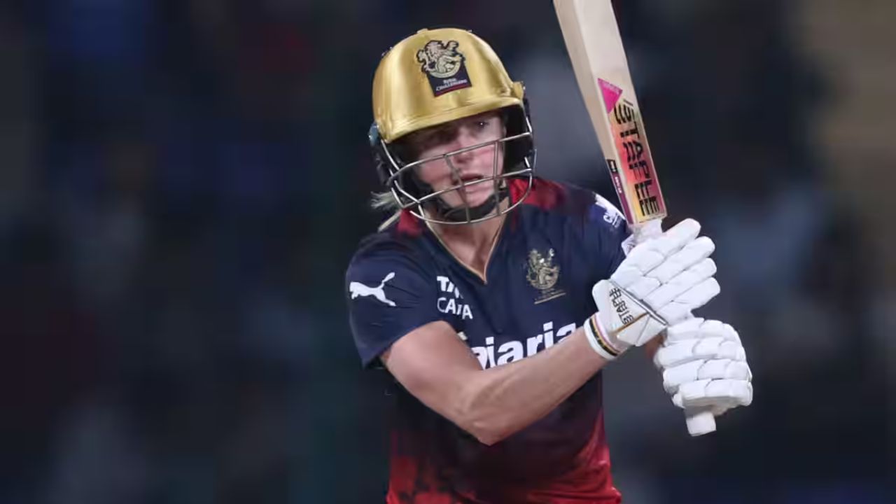 दूसरे नंबर पर रॉयल चैलेंजर्स बेंगलुरु की अनुभवी ऑलराउंडर एलिसे पेरी हैं। उन्होंने 25 मैचों में 972 रन बनाए हैं और उनका औसत 64.80 का शानदार रहा है। पेरी ने भी WPL में 8 अर्धशतक लगाए हैं। मुश्किल परिस्थितियों में शांत रहकर पारी संभालना उनकी पहचान है और वह RCB की बल्लेबाज़ी की रीढ़ साबित हुई हैं। (Img: Internet)