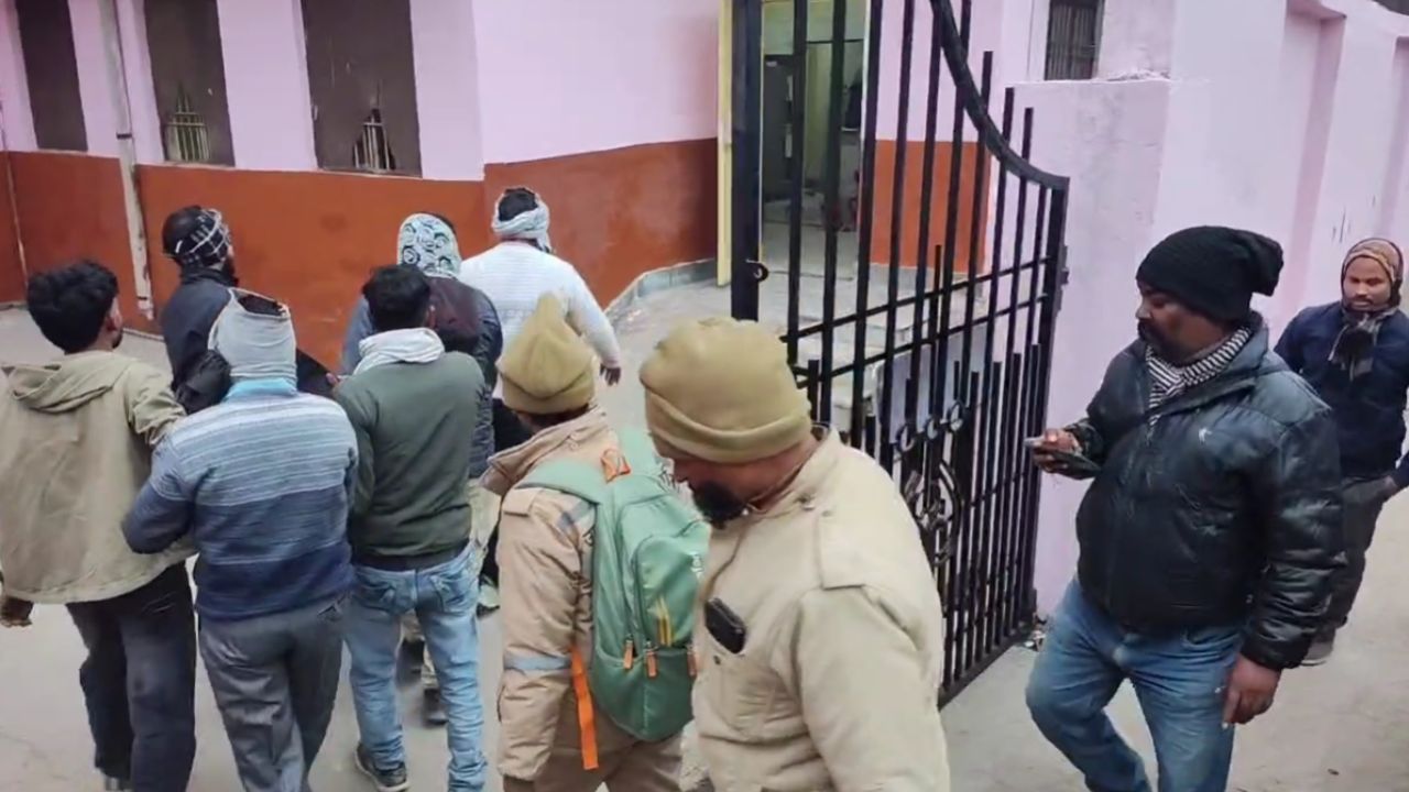 UP Crime: एटा में डबल सुसाइड से सनसनी, एक ही गांव में युवक-युवती की संदिग्ध मौत से मचा हड़कंप