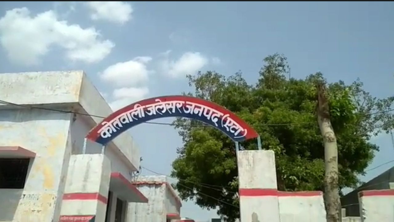 सड़क हादसे से एटा में हड़कंप, आक्रोशित लोगों ने सड़क जाम कर किया प्रदर्शन; पढ़ें पूरी खबर