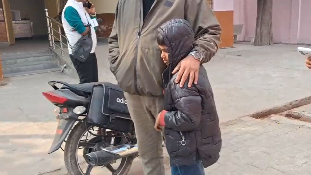 Etah News: दिल दहला देने वाली खबर, 8 साल का मासूम बना ‘श्रवण कुमार’; पढ़ें पूरी खबर
