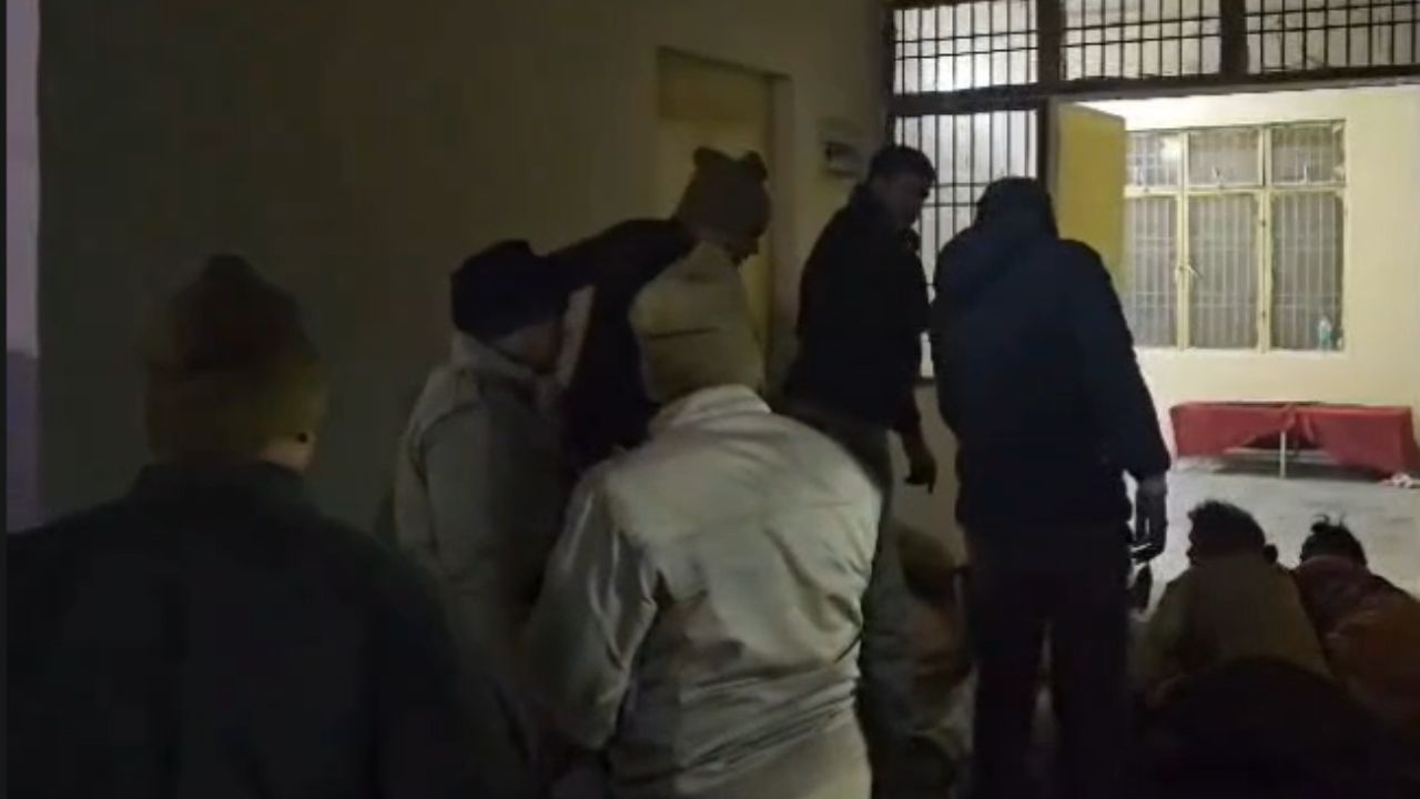 एटा में भीषण सड़क हादसा, 3 की मौत एक की हालत गंभीर; पढ़ें पूरी खबर