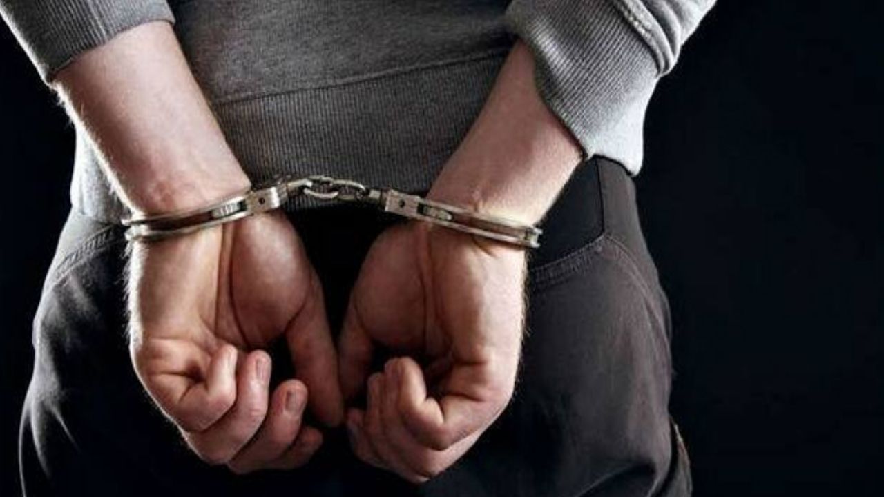 कायमगंज में हथियारों का काला कारखाना बेनकाब: फैक्ट्री में मौजूद राइफल, बंदूकें और पिस्तौल बरामद, तीन आरोपी गिरफ्तार