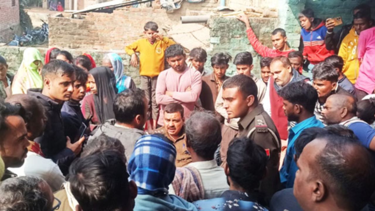 UP Crime News: फतेहपुर में दलित बुजुर्ग की मौत पर हंगामा, परिजनों ने अंतिम संस्कार से किया इनकार